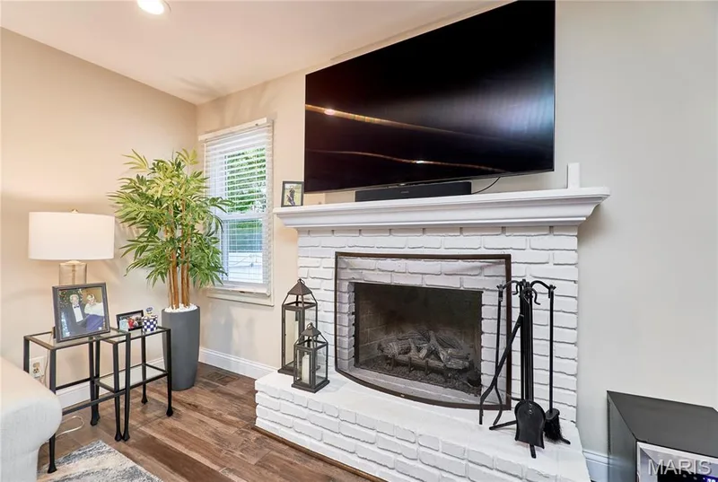 Gas fireplace — 16463 Cobbleskille Drive, Chesterfield, MO 63017