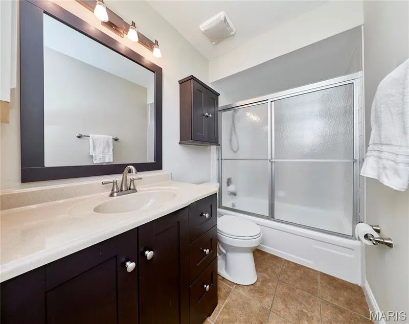 Second floor hall full bath — 16463 Cobbleskille Drive, Chesterfield, MO 63017