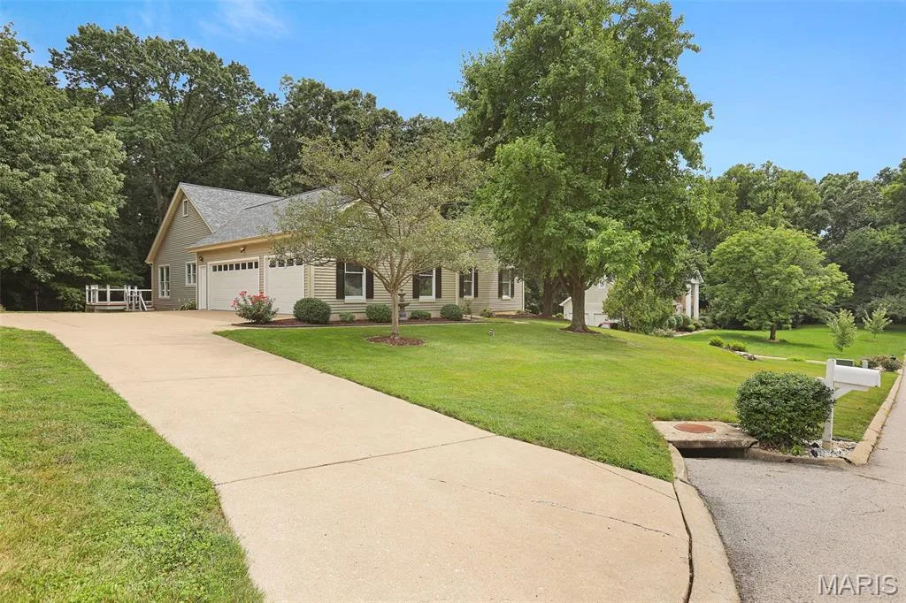 3 CAR GARAGE WITH EXTRA DRIVEWAY PARKING! — 1154 S Charlemagne Drive, Lake St. Louis, MO 63367