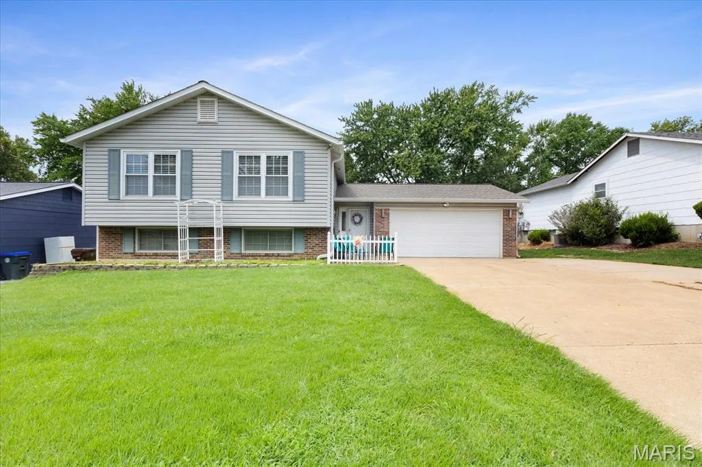 2843 Park Valley Drive, St Peters, MO 63376 — listing photo 1 of 30