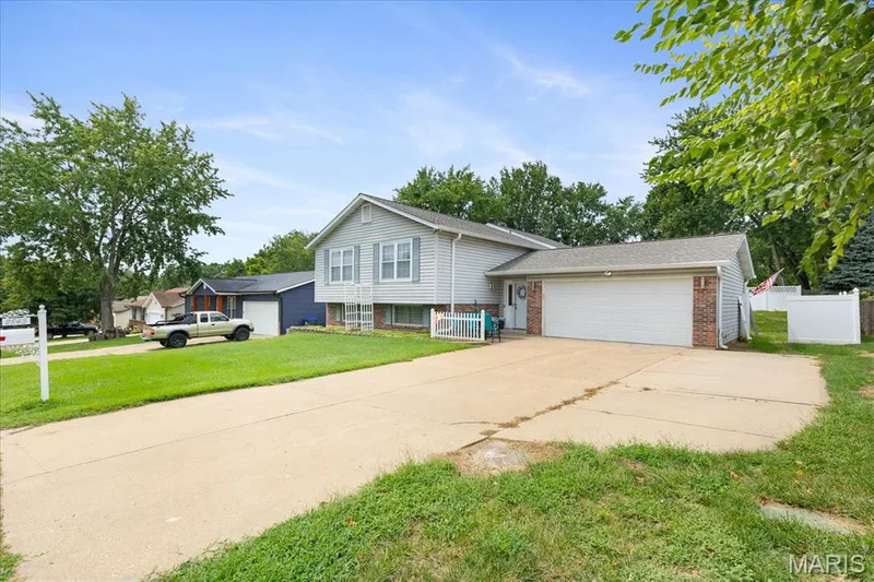 2843 Park Valley Drive, St Peters, MO 63376 — listing photo 2 of 30