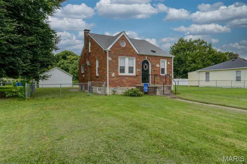 The lot is 40x140 but LOOKS larger!  The city controls the vacant lot to the left (adjacent to Tecumseh). — 2009 N 3rd Street, St Charles, MO 63301