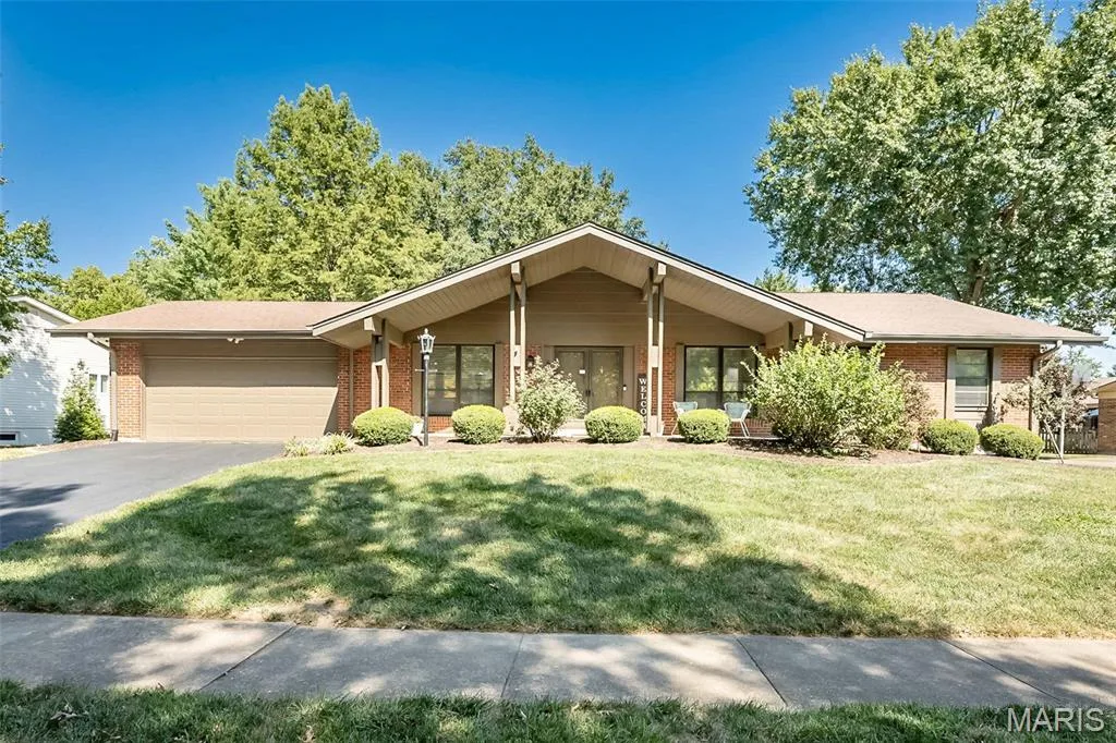 1538 Woodroyal West Drive, Chesterfield, MO 63017 — listing photo 1 of 68