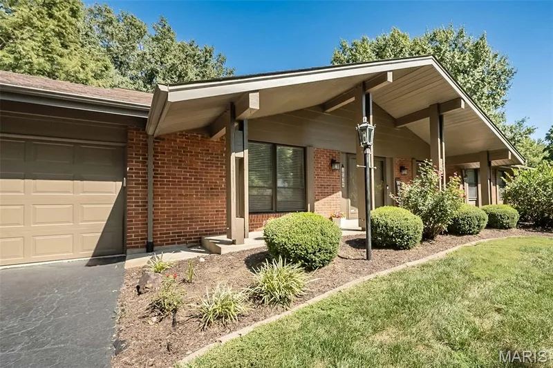 1538 Woodroyal West Drive, Chesterfield, MO 63017 — listing photo 2 of 68