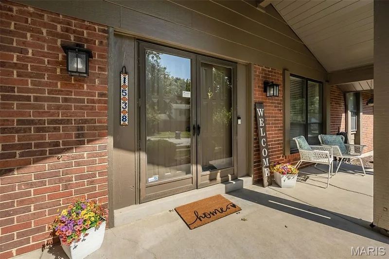 1538 Woodroyal West Drive, Chesterfield, MO 63017 — listing photo 3 of 68