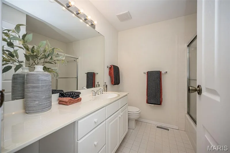 Hall full bathroom — 1538 Woodroyal West Drive, Chesterfield, MO 63017