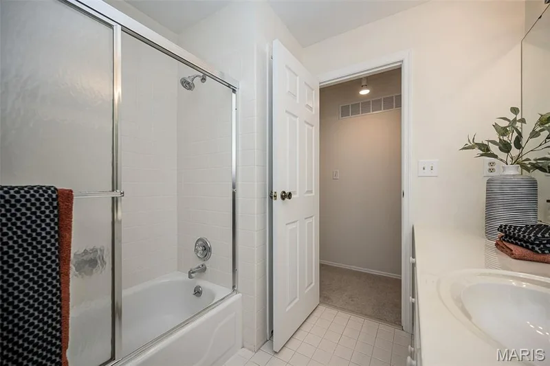 Hall full bathroom — 1538 Woodroyal West Drive, Chesterfield, MO 63017