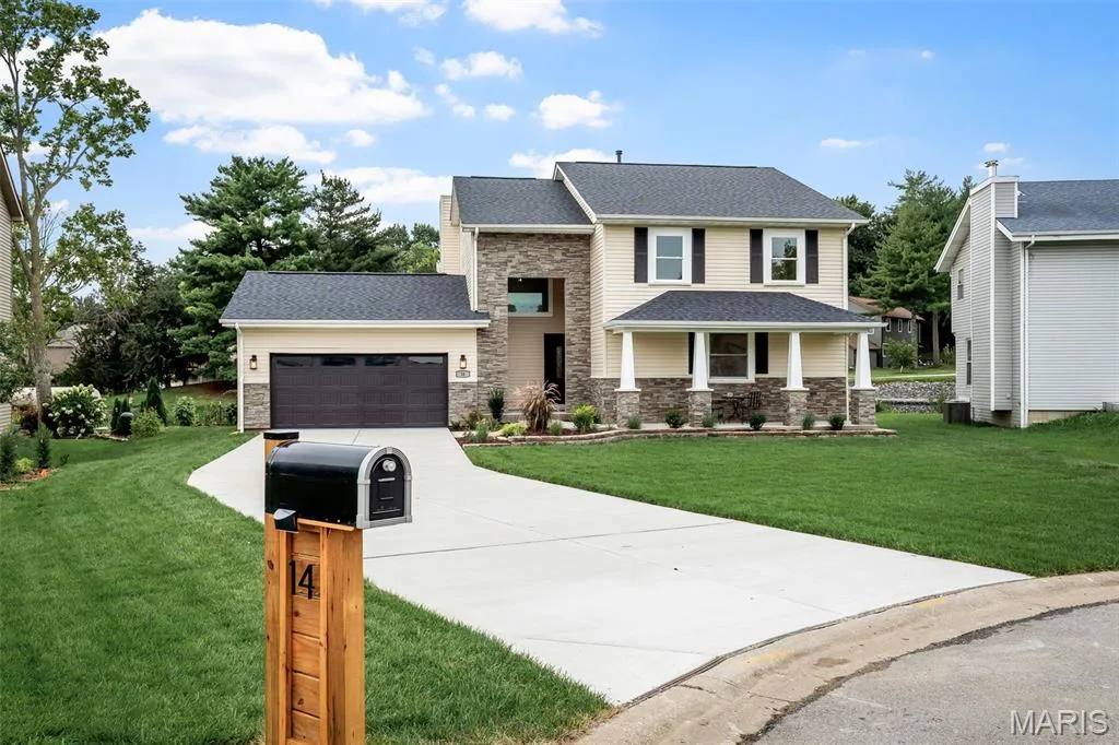 WATERFRONT on the "BIG LAKE". 4 beds 3.5 baths. — 14 Bayside Court, Lake St. Louis, MO 63367