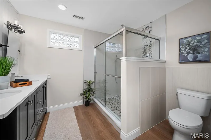 The en suite bathroom. — 14 Bayside Court, Lake St. Louis, MO 63367