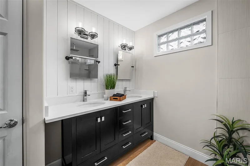 Dual sinks, natural light, linen closet. — 14 Bayside Court, Lake St. Louis, MO 63367