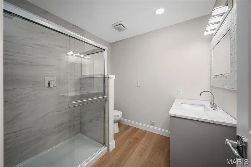 Guest bath — 14 Bayside Court, Lake St. Louis, MO 63367