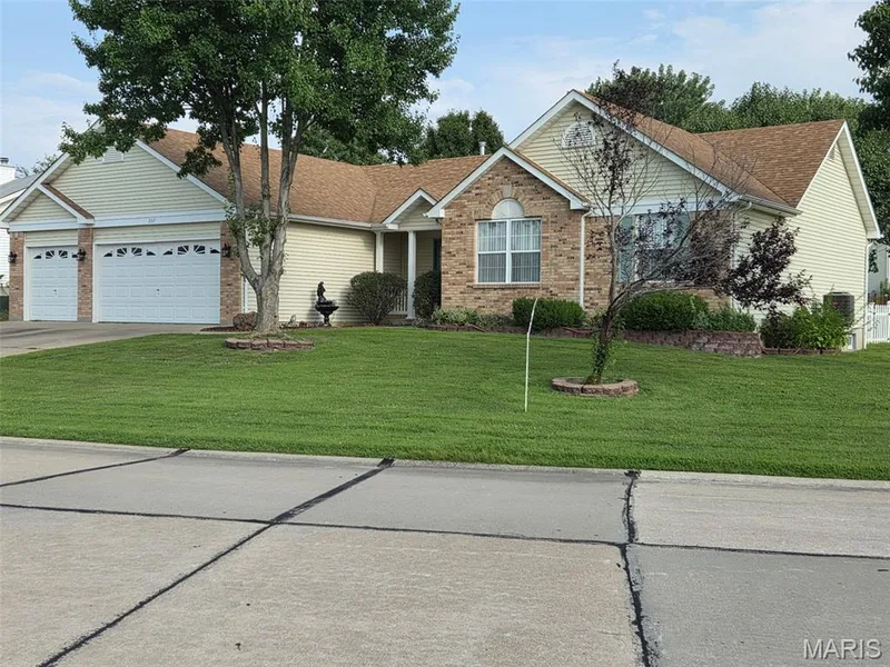 207 Sassafras Parc Drive, O'Fallon, MO 63368 — listing photo 2 of 71