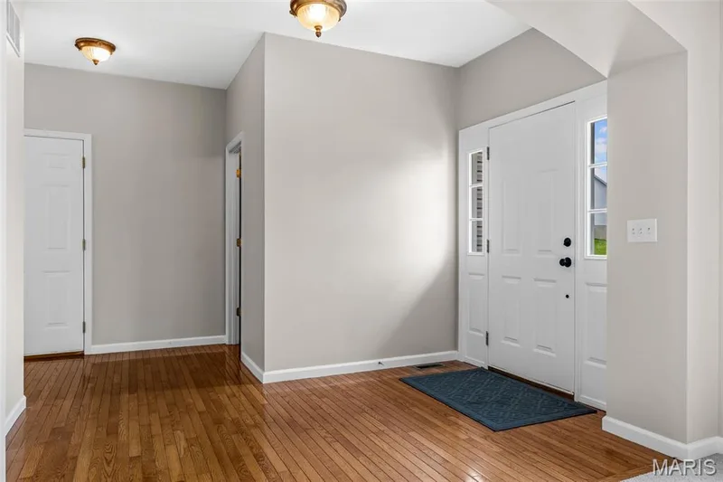 4185 Stonecroft Drive, St Charles, MO 63304 — listing photo 4 of 38