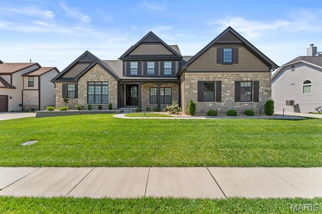 16936 Lake Meadow, Chesterfield, MO 63005 — listing photo 1 of 32