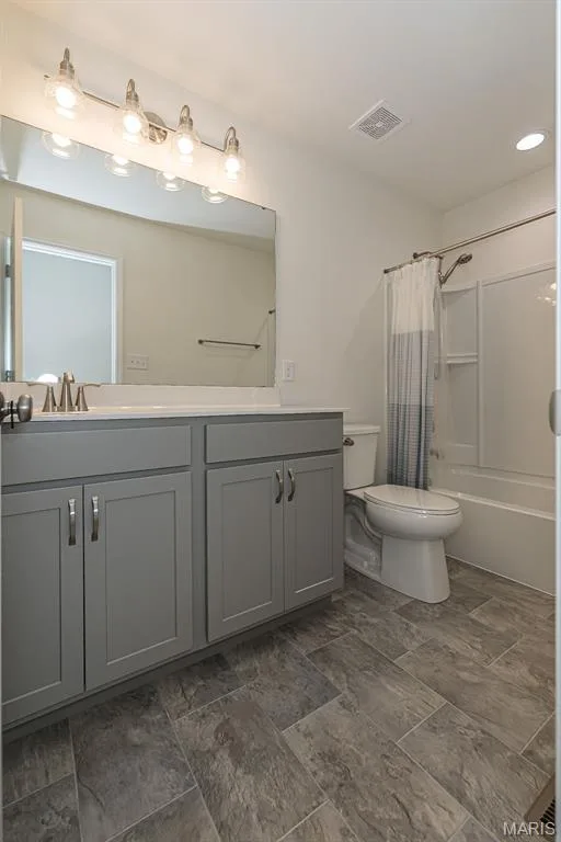 Upper Level Hall Bathroom — 812 Colony Ridge Court, Foristell, MO 63348