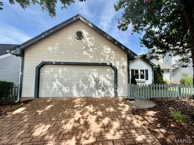 16323 Bellingham Drive, Chesterfield, MO 63017 — listing photo 1 of 32