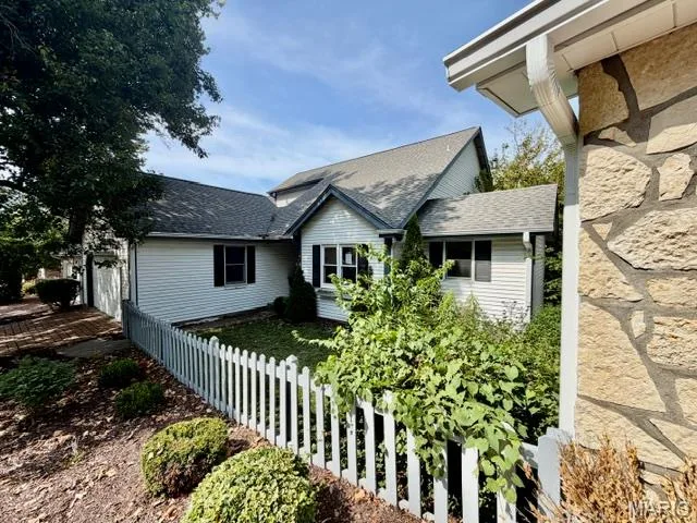 16323 Bellingham Drive, Chesterfield, MO 63017 — listing photo 2 of 32