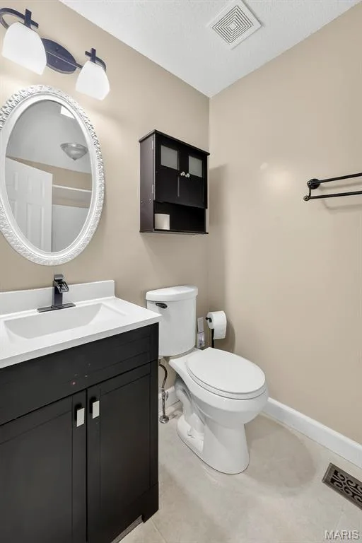 Bath 2 — 36 Lienemann Court, St Peters, MO 63303