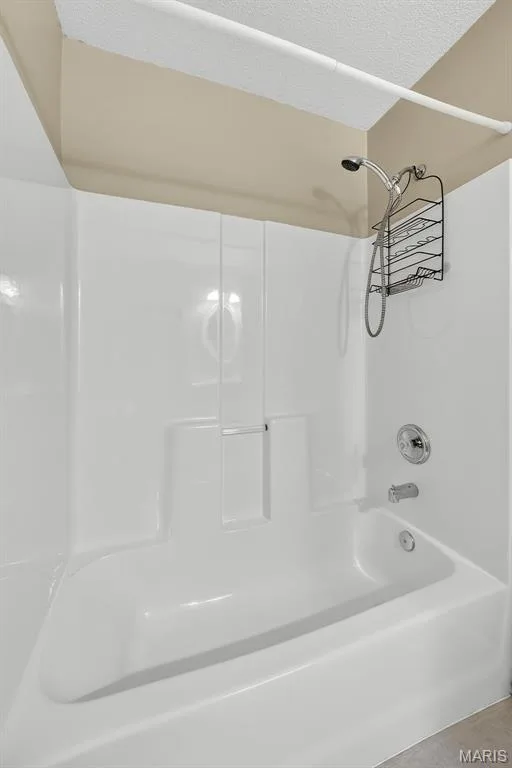 Bath 2 — 36 Lienemann Court, St Peters, MO 63303