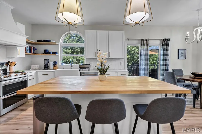 Updated Kitchen & Center Isle — 611 Knollshire Way, Dardenne Prairie, MO 63368