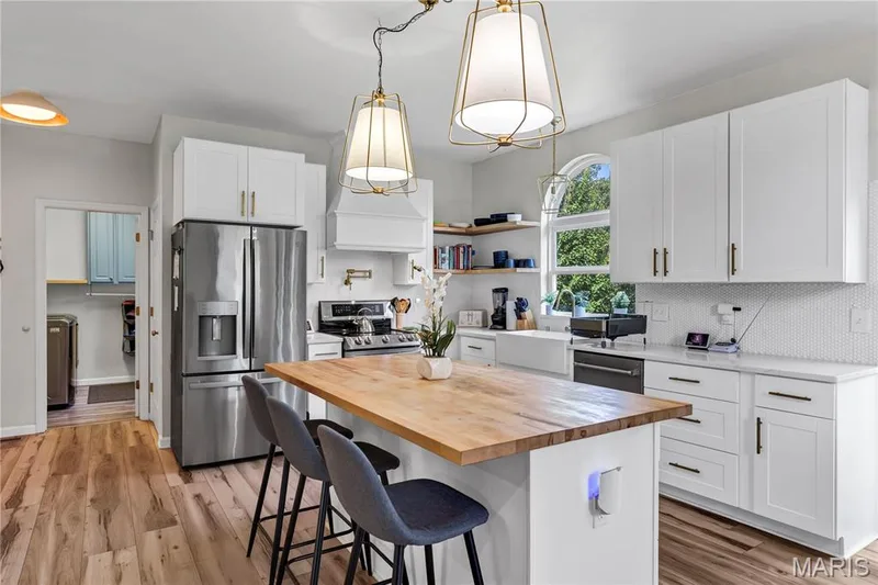Updated Kitchen & Center Isle — 611 Knollshire Way, Dardenne Prairie, MO 63368