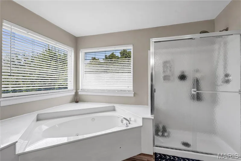 Jetted Garden tub & Sep Shower — 611 Knollshire Way, Dardenne Prairie, MO 63368