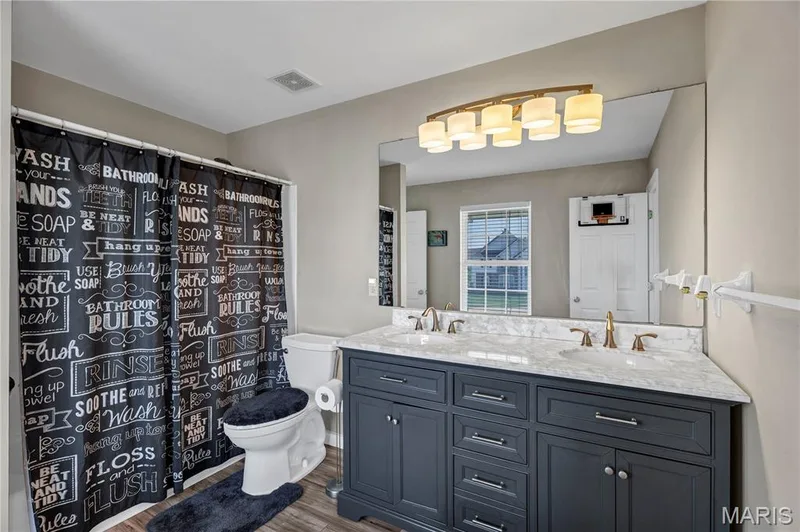 Jack 'n Jill Bath — 611 Knollshire Way, Dardenne Prairie, MO 63368