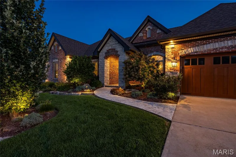 428 Fort Saratoga, St Charles, MO 63303 — listing photo 2 of 38
