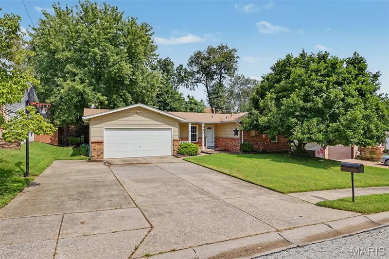 149 Hunters Ridge, St Charles, MO 63301 — listing photo 2 of 35