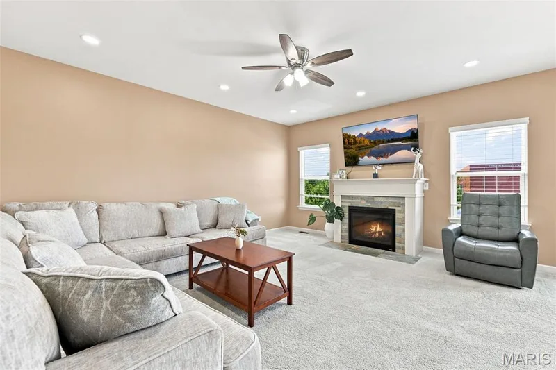 103 Berry Manor Circle, St Peters, MO 63376 — listing photo 8 of 38