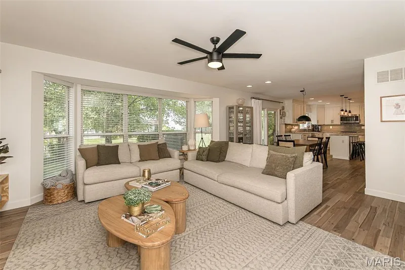 219 Cheval Square Drive, Chesterfield, MO 63005 — listing photo 7 of 37