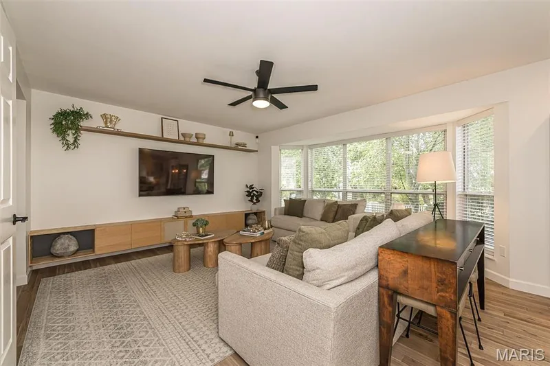 219 Cheval Square Drive, Chesterfield, MO 63005 — listing photo 8 of 37