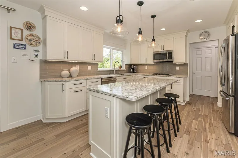219 Cheval Square Drive, Chesterfield, MO 63005 — listing photo 11 of 37