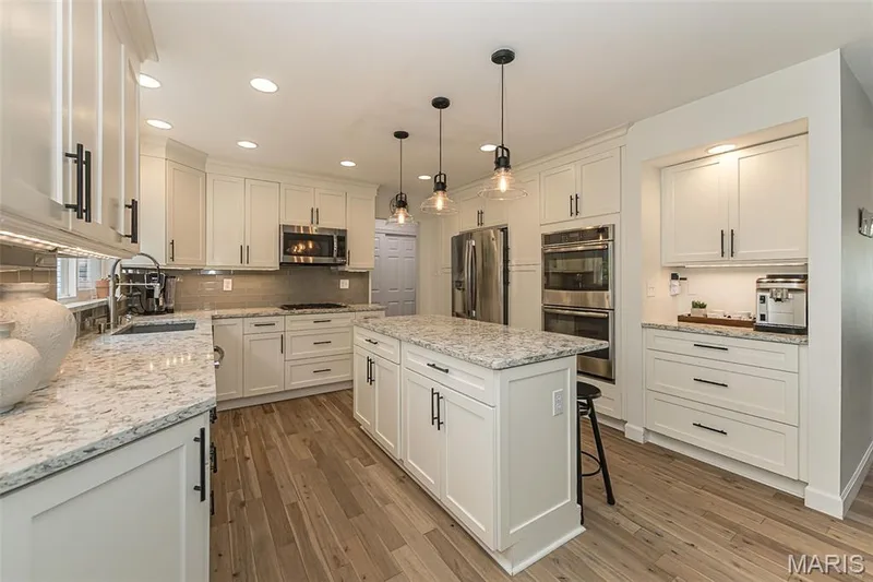 219 Cheval Square Drive, Chesterfield, MO 63005 — listing photo 14 of 37