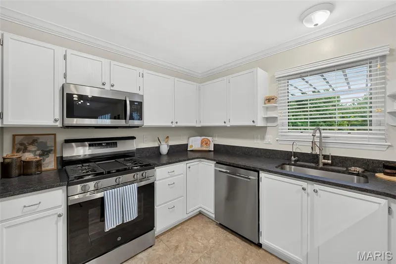 Newly added is the gas SS range. — 1761 Fairview Farms Circle, Wentzville, MO 63385