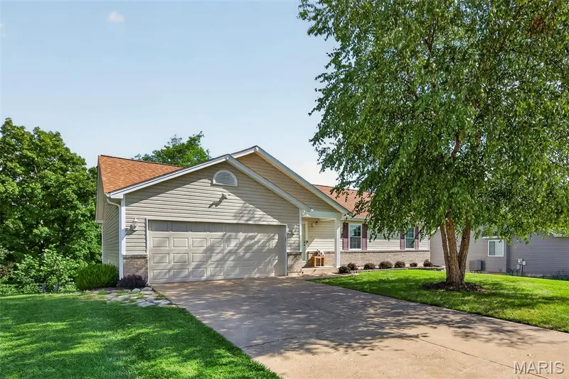 Nice cul-de-sac lot with brick/vinyl exterior, mature tree for shading and 2 car garage. — 1761 Fairview Farms Circle, Wentzville, MO 63385