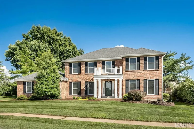 15706 Heathercroft Drive, Chesterfield, MO 63017 — listing photo 2 of 53