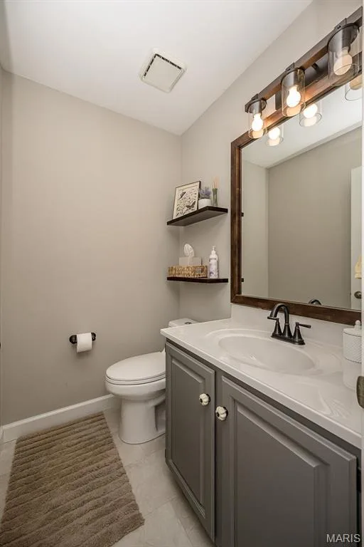Half bath off kitchen — 15706 Heathercroft Drive, Chesterfield, MO 63017