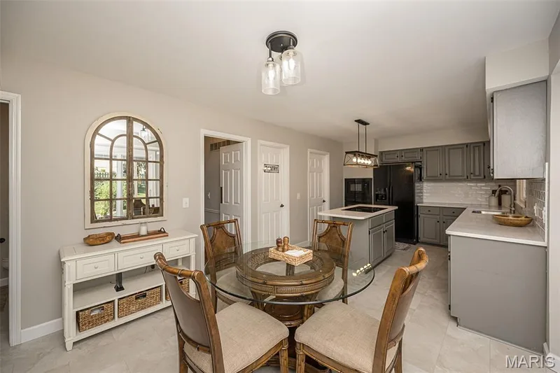 15706 Heathercroft Drive, Chesterfield, MO 63017 — listing photo 19 of 53