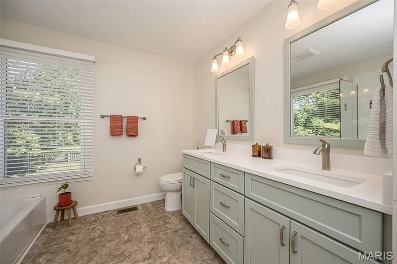 15706 Heathercroft Drive, Chesterfield, MO 63017 — listing photo 36 of 53