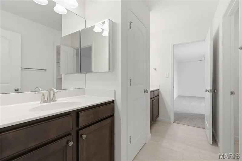Jack & Jill bathroom which adjoins 2 of the upstairs bedrooms. Two separate vanities with upgraded medicine cabinets — 1278 Harvester Drive, Chesterfield, MO 63005