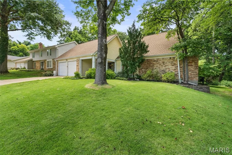 2045 Country Field Drive, Chesterfield, MO 63017 — listing photo 2 of 43