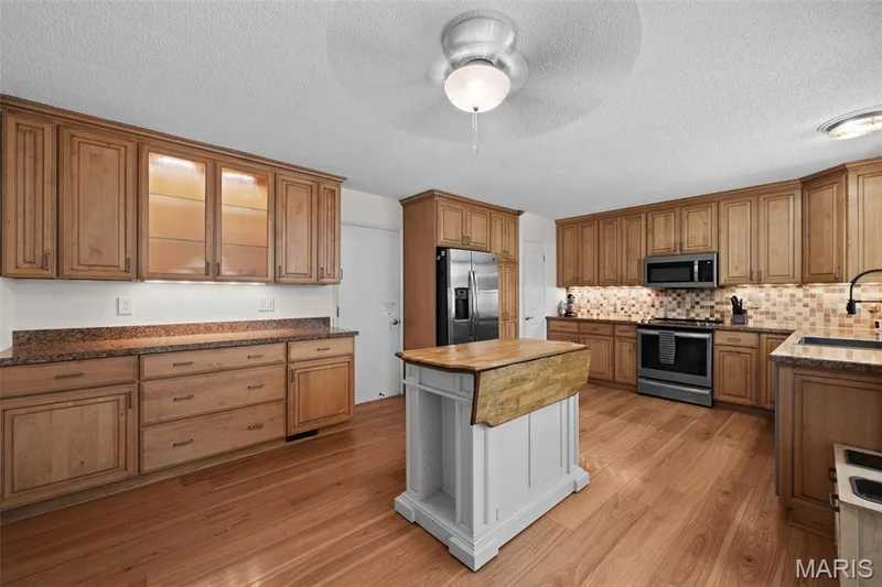 2045 Country Field Drive, Chesterfield, MO 63017 — listing photo 10 of 43