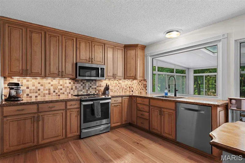 2045 Country Field Drive, Chesterfield, MO 63017 — listing photo 11 of 43