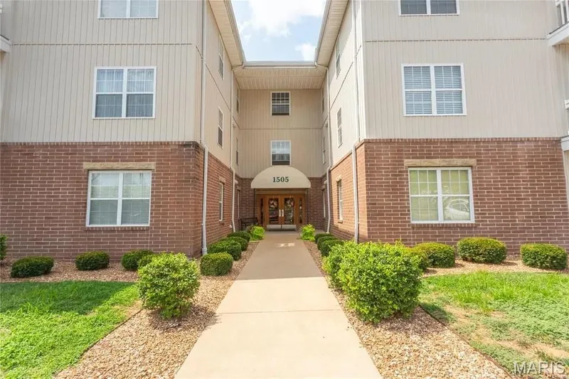 1505 S Old Highway 94 #203, St Charles, MO — listing photo 1