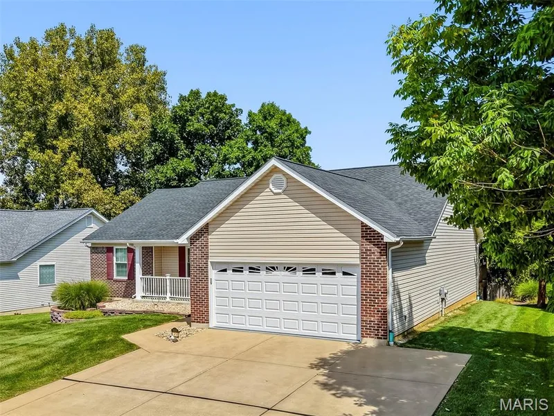 215 Old Chesapeake Drive, Wentzville, MO 63385 — listing photo 3 of 49