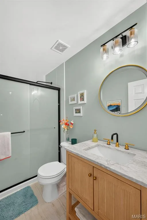 Hall bathroom with shower — 1509 Langrove Drive, O'Fallon, MO 63368