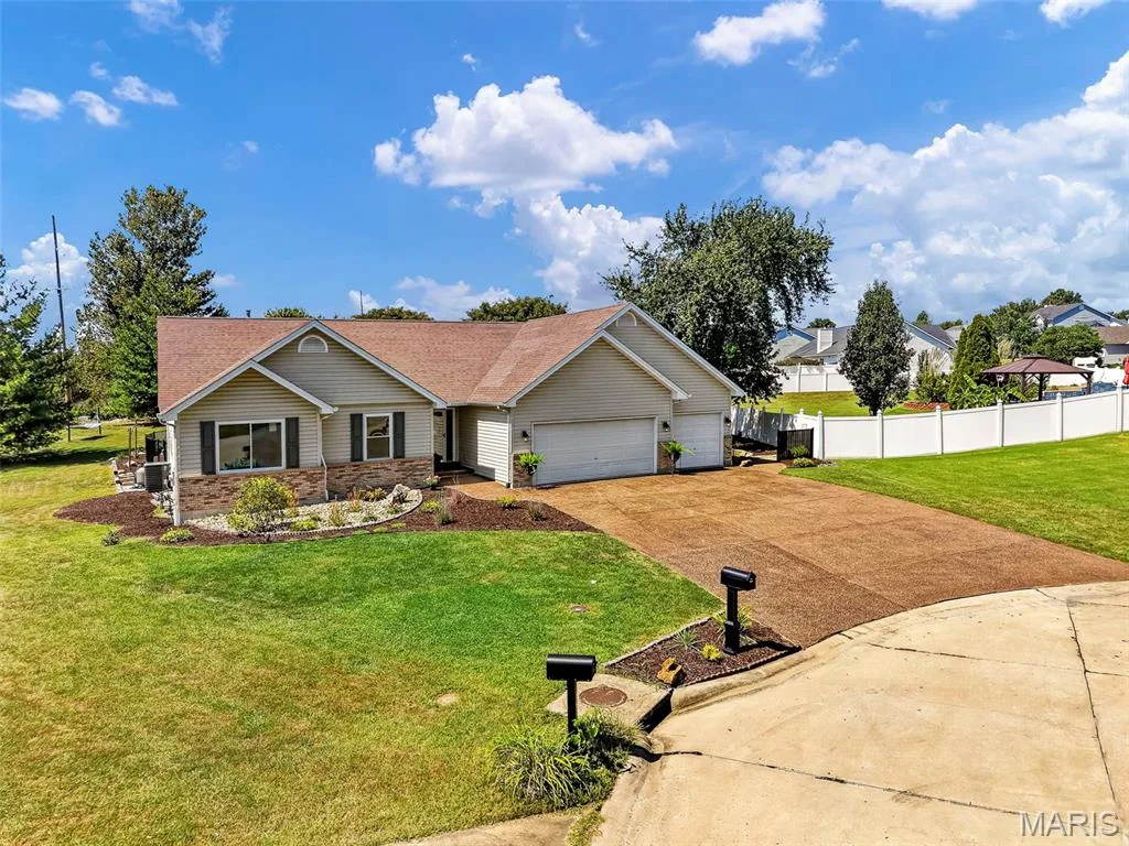 Stunning 3 bedroom 2 bathroom home in Dardenne Prairie — 1509 Langrove Drive, O'Fallon, MO 63368