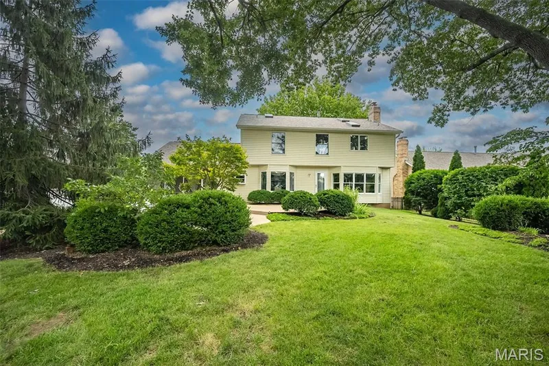 Expansive green lawn with mature trees and established shrubbery — 1551 Country Bend Drive, St Charles, MO 63303