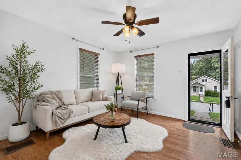 1128 Hall Street, St Charles, MO 63301 — listing photo 3 of 25